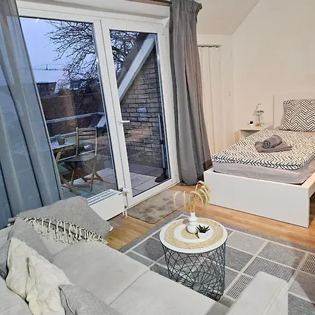 Modern Near Duesseldorf Airport & Messe/fair 아파트 메어부쉬