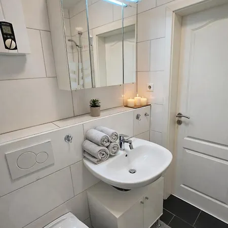 Modern Near Duesseldorf Airport & Messe/fair Meerbusch